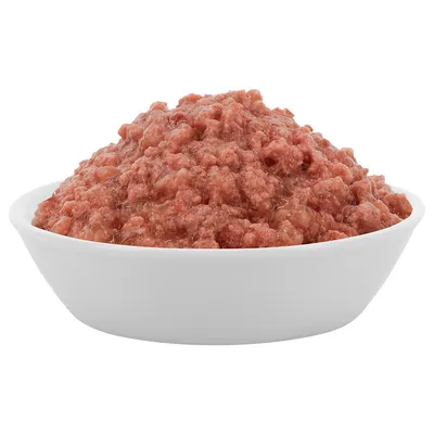 Castron cu carne umedă, mărunțită. Prezentare a conținutului unui produs de hrană umedă.