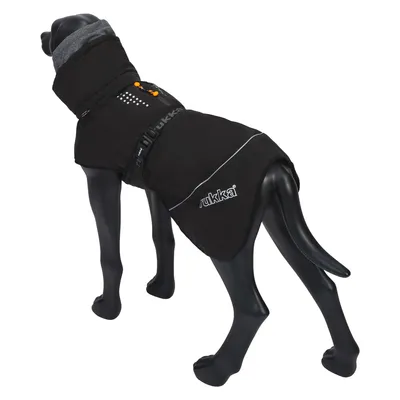 Manteau noir pour chien sur mannequin, marque rukka visible sur le côté et sur la sangle, éléments réfléchissants et capuche grise apparente.