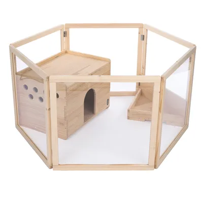 Sechseckiger Holz-Auslauf mit Plexiglaswänden, integriertem Häuschen mit runder Öffnung und Belüftungslöchern sowie einer kleinen Rampe.