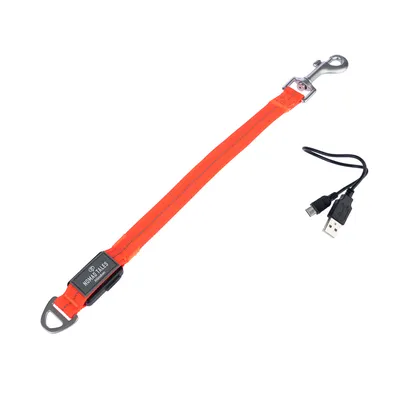 Narancssárga LED kutyapóráz USB töltőkábellel, fém karabinerrel és műanyag csattal.