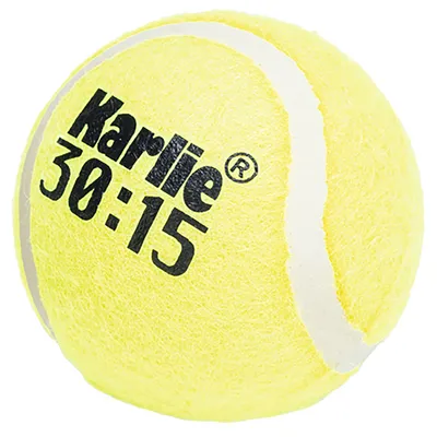 Balle en feutre jaune avec texte visible : Karlie 30:15