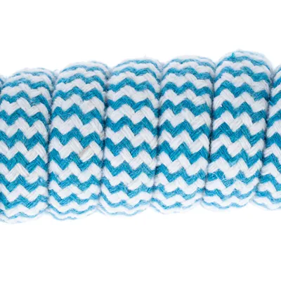 Primer plano de una cuerda con patrón de zigzag azul y blanco, adecuada para varios usos.