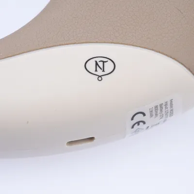 Primo piano di un prodotto con marchio CE, numero modello SQ525, ingresso 5V-1A, batteria 800mAh e simbolo NT.