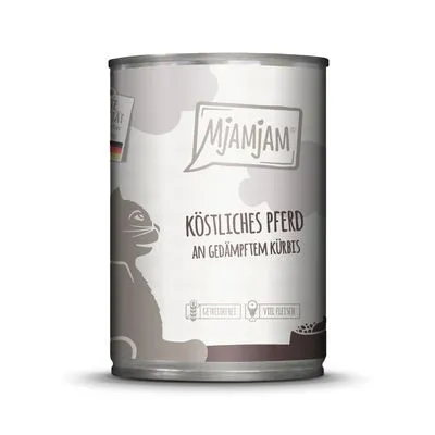 Mjamjam Köstliches Pferd an gedämpftem Kürbis, afbeelding van kat op het blik. Tekst in het Duits zichtbaar op de verpakking.