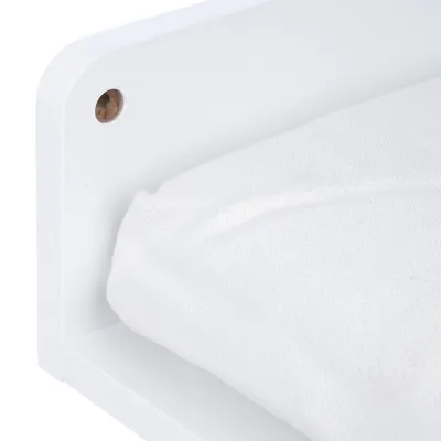 Primo piano di una cornice in legno bianco con un morbido cuscino bianco. Foro nel telaio visibile per il montaggio.