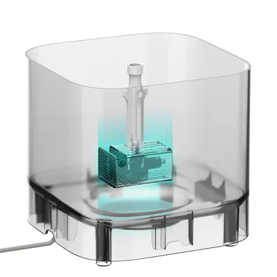 Läpinäkyvä vesisäiliö integroidulla suodattimella ja pumpulla, korostettu sinisellä valolla.