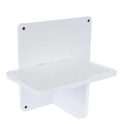 Supporto da parete bianco con piattaforma rettangolare, adatto al montaggio. Due fori per viti visibili per il fissaggio.