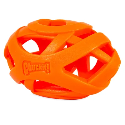 Chuckit! oranje speelbal van kunststof met open design en zichtbaar merkembleem.