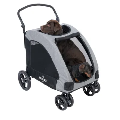Nomad Tales Hundewagen mit grauem Stoff, schwarzem Netz und vier Rädern. Zwei Hunde sitzen im Wagen, einer schaut aus der oberen Öffnung.
