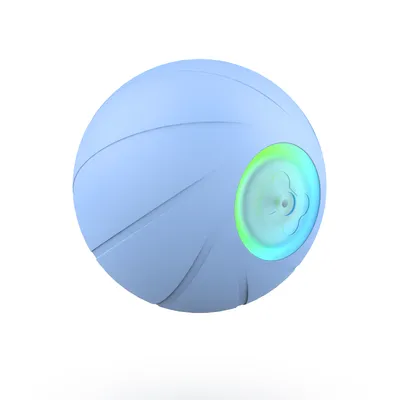 Modrý míček se spirálovým designem a svítícím zeleným LED kroužkem na jedné straně.