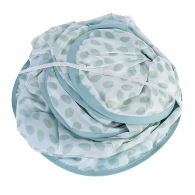 Tunnel pour chat plié, tissu blanc à motifs verts, bordure turquoise et élastique visible pour le maintien.