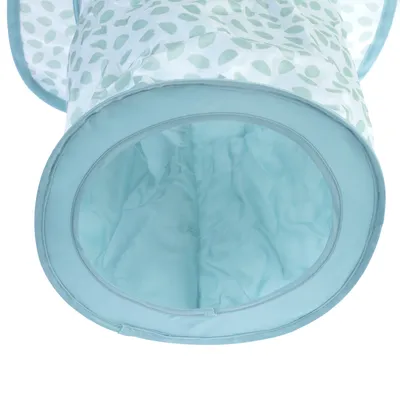 Tunnel pour chat en tissu bleu clair avec motif feuilles vertes, entrée circulaire visible. Aucun logo ou texte apparent.