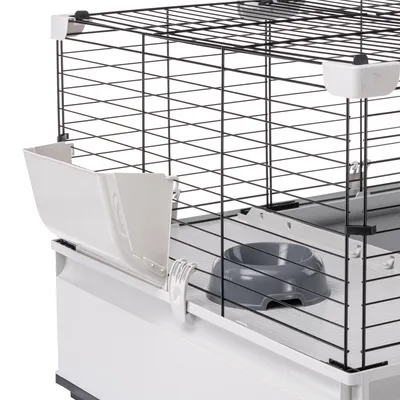 Kleintierkäfig mit Metallgitter, grauer Futternapf und weissem Heuraufe. Geeignet für Innenhaltung von Kleintieren.