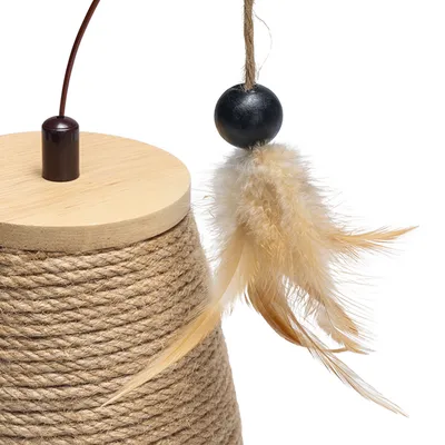 Juguete con cuerda de sisal, base de madera y pluma colgante en cordón con bola negra.