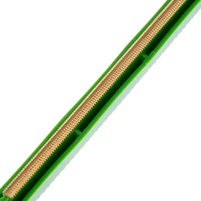 Zöld műanyag nyél finom aranyszínű fém pengével, alkalmas precíz vágáshoz vagy igazításhoz.