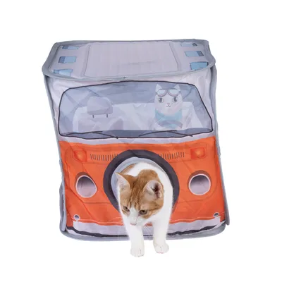 Spielzelt in Form eines orangefarbenen Autos mit Katzenmotiv. Eine Katze tritt durch die runde Öffnung vorne heraus.