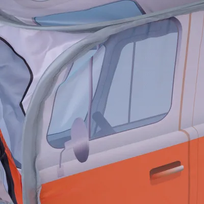 Detailansicht eines orange-weissen Designs mit Fenster und Türgriff, das ein Fahrzeugmotiv darstellt.