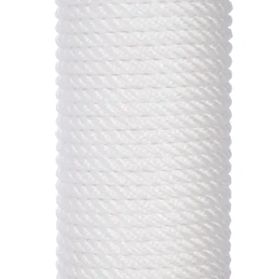 Bobine de corde blanche torsadée, matériau synthétique visible, sans marque ni texte apparent.