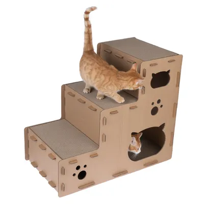 Katzen-Spieltreppe aus Karton mit drei Ebenen, Kratzflächen und Ausschnitten in Katzenform. Eine Katze oben und eine im unteren Bereich sichtbar.