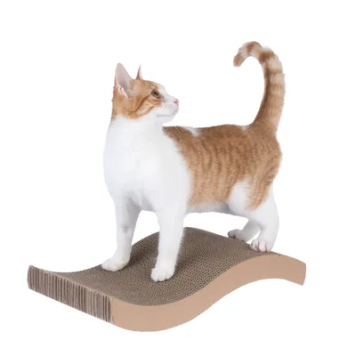 Wellige Kratzmatte aus Pappe mit einer rot-weissen Katze, die darauf steht.