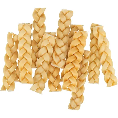 Gevlochten hondensnacks van lichte runderhuid, meerdere stuks zichtbaar.