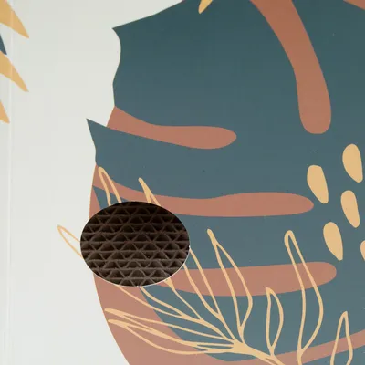 Nahaufnahme eines Kartonmaterials mit Wabenkonstruktion und floralem Design in Grün, Gelb und Braun.