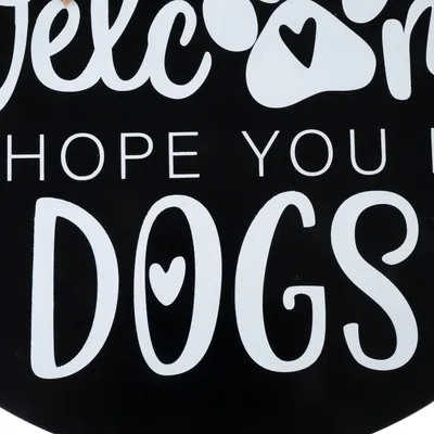 Schriftzug: 'Welcome, hope you like dogs' in weisser Schrift auf schwarzem Hintergrund.