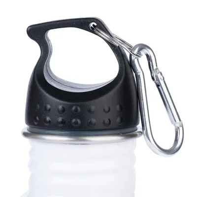 Bouchon noir avec poignée et mousqueton métallique fixé sur une bouteille blanche à col en métal, matériaux visibles : plastique, métal.