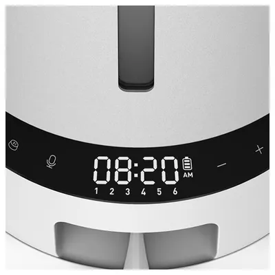 Digitalanzeige mit Uhrzeit 08:20 AM, Batteriestatus-Symbol und Bedientasten für Lautstärke sowie Mikrofonsteuerung.