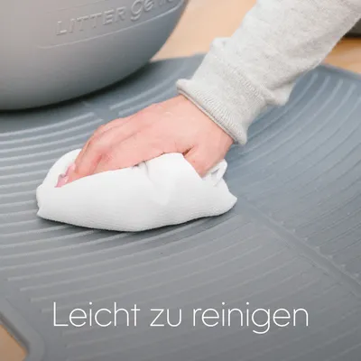 Hand wischt mit einem Tuch über eine graue Matte. Text: Leicht zu reinigen.