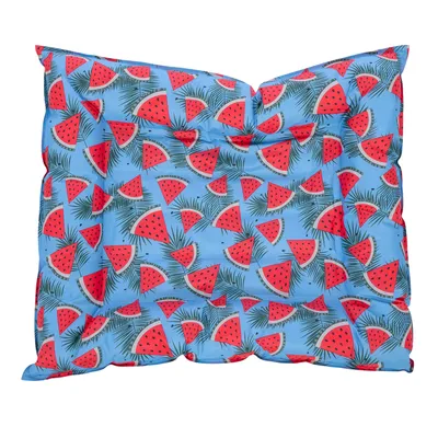 Cojín azul con estampado colorido de trozos de sandía rojos y hojas de palma verdes.