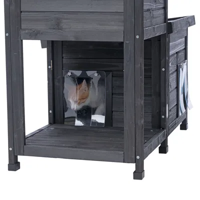 Holz-Katzenhaus mit transparenter Tür, orange-weisse Katze im Inneren sichtbar.