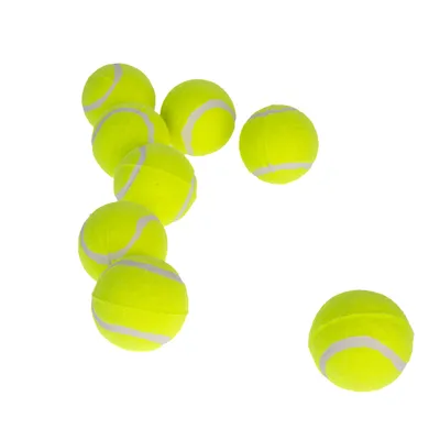 Flere gule tennisbolde med hvide striber, egnet til leg og træning.