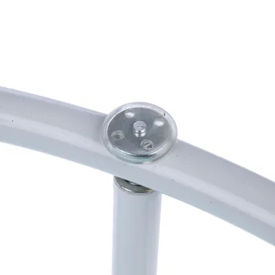 Detailaufnahme einer Metallverbindung mit Schrauben an einem weissen Gestell.