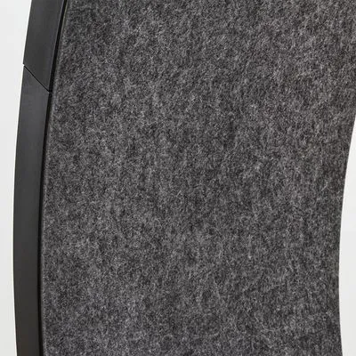 Detail van grijs viltmateriaal met zwarte kunststof rand, close-up. Materiaalstructuur en afwerking zichtbaar.