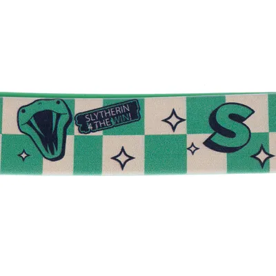 Zeleni uzorak šahovnice sa Slytherin logotipom, natpisom 'Slytherin 4 the win!' i simbolima poput zmije i slova S.