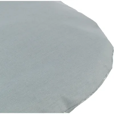 Gros plan sur une housse ou un coussin rond en tissu gris, sans marque ni texte visible.