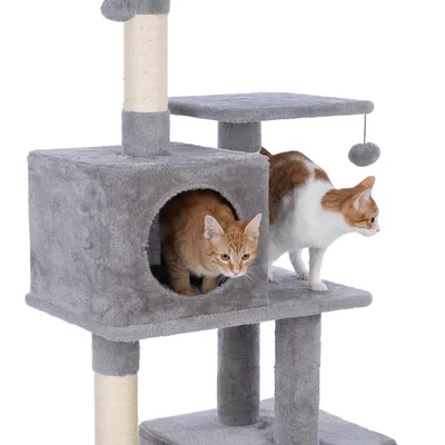 Árbol rascador gris con varios niveles, una cueva y una pelota colgante. Dos gatos usan el árbol, uno en la cueva y otro en una plataforma.