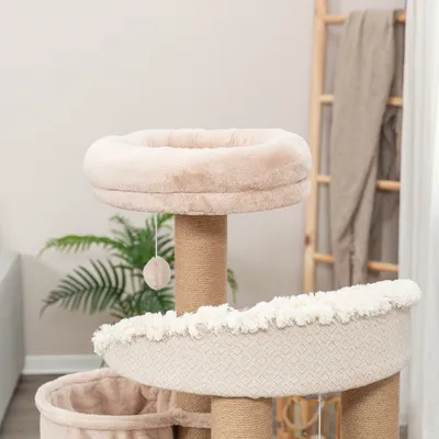Kratzbaum mit beigem Plüschbett, Sisalstämmen und Spielzeugball. Drei Ebenen für Katzen zum Spielen und Entspannen.