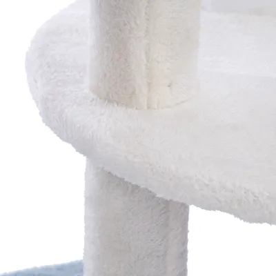Plateau et poteau recouverts de tissu peluche blanc, détail d’un arbre à chat sans marque visible.