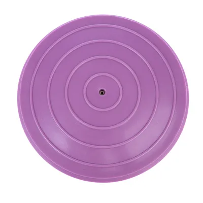 Giocattolo rotondo in plastica viola con cerchi concentrici e un piccolo foro al centro.