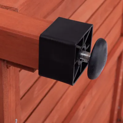 Gros plan sur un élément de fixation en plastique noir avec vis métallique, monté sur une structure en bois à lattes horizontales.