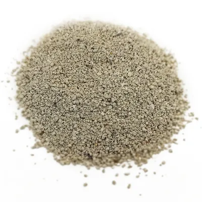 Hög med ljusgrått, finkornigt grus eller granulat utan synliga märken eller text.