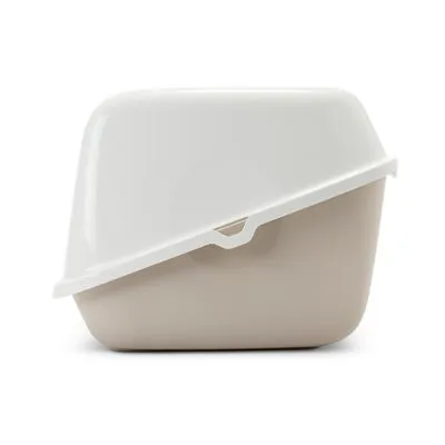 Kattenbak van kunststof met beige onderbak en witte kap, handgreep zichtbaar aan de voorkant. Geen merknaam of extra accessoires zichtbaar.