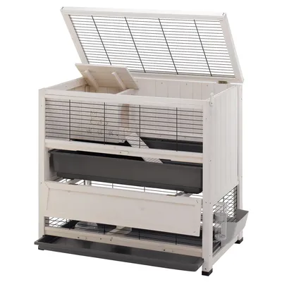 Cage à petits animaux en bois et métal, deux niveaux avec rampe, toit grillagé ouvrant, abreuvoir fixé sur le côté, tiroirs de fond amovibles visibles.