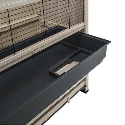 Gabbia in legno con griglia metallica e cassetto estraibile in plastica nera, divisorio interno visibile. Dettaglio del sistema di pulizia della base.