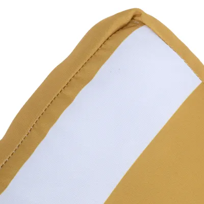 Nahaufnahme eines gelb-weiss gestreiften Stoffmaterials, möglicherweise Teil eines Produktdesigns.