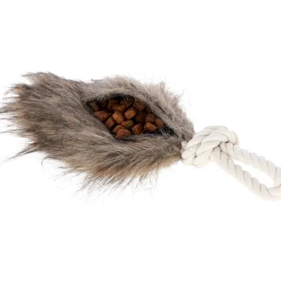 Jouet pour animal en corde blanche avec poche en fausse fourrure grise, contenant des croquettes visibles à l’intérieur.