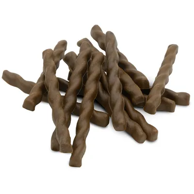 Bâtonnets torsadés marron foncé, sans emballage, disposés en tas. Matière non identifiable, aucune marque ou texte visible.