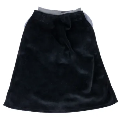 Cappotto nero per cani in tessuto morbido con colletto grigio, adatto per giorni freddi.